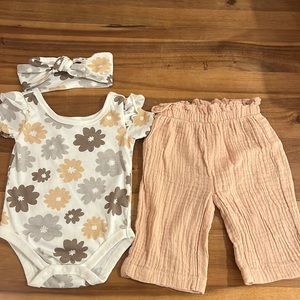 Three Likes 3 month Baby Girl's 3-Piece bodysuit, pant, and headband set